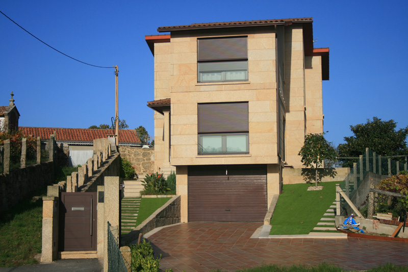 Vivienda construida con piedra país en Bueu