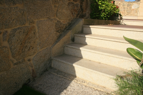 Vivienda construida con piedra país (9)